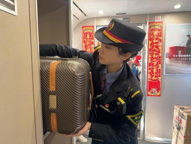 ：春运返程高峰中的双重守护开元ky棋牌高铁列车长尹琳(图3)