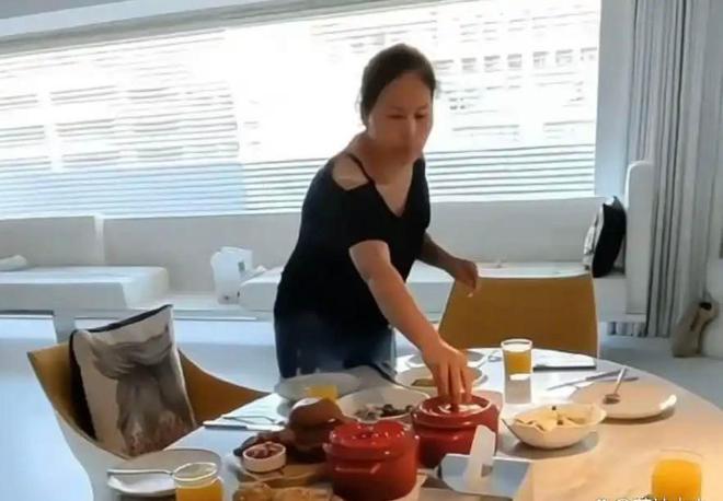 菲郁躁症复发开跑车直奔豪宅吊唁大S开元棋牌小S回应斥资百万包机汪小(图11)